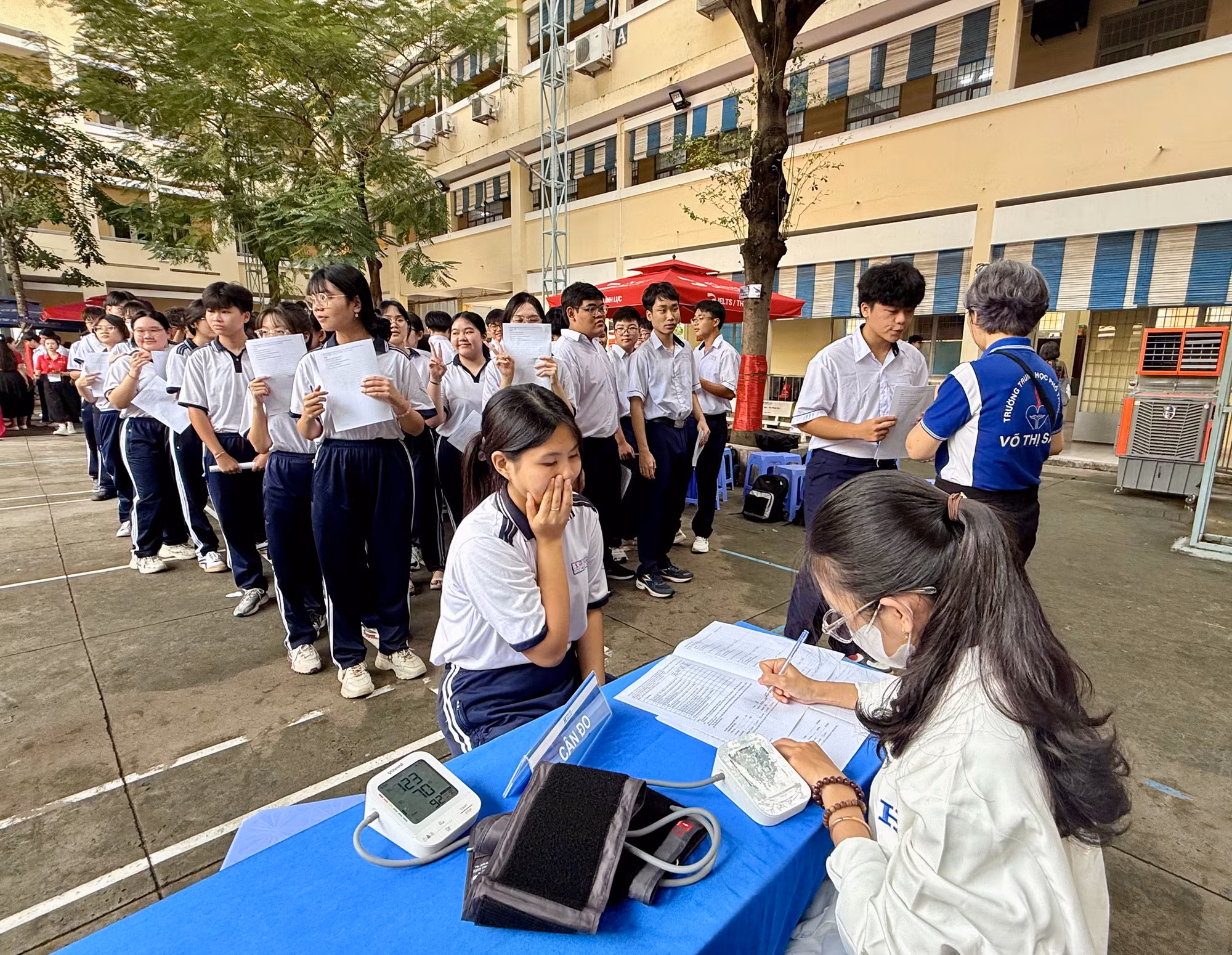 Khám sức khỏe toàn diện và trải nghiệm nghề nghiệp cho học sinh THPT