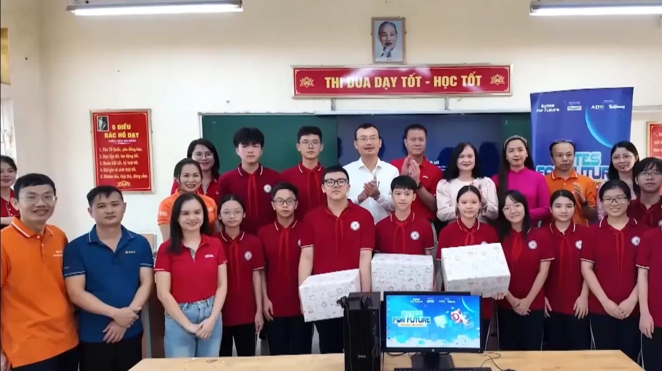 Trao tặng thiết bị công nghệ cho học sinh: từ món quà đến chiến lược giáo dục số