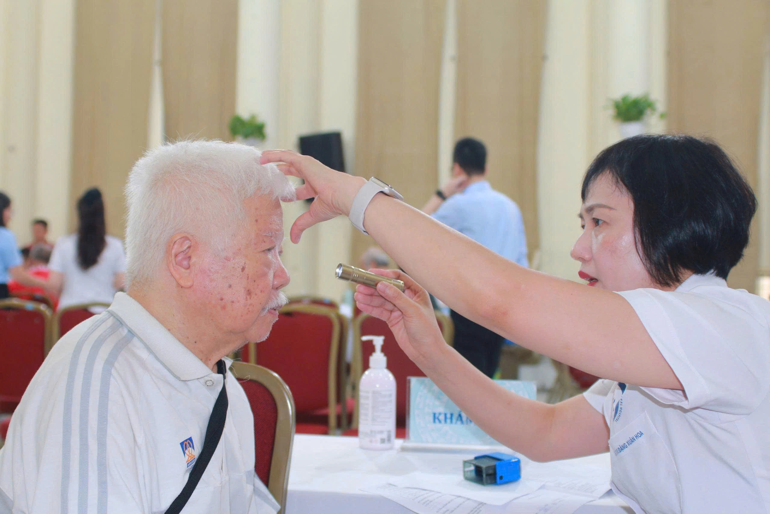 Khám sức khỏe định kỳ miễn phí: Chính sách có đủ lực để đổi thói quen chăm sóc sức khỏe?