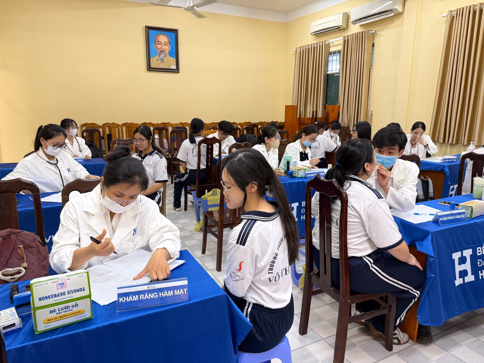 Khám sức khỏe toàn diện và trải nghiệm nghề nghiệp cho học sinh THPT