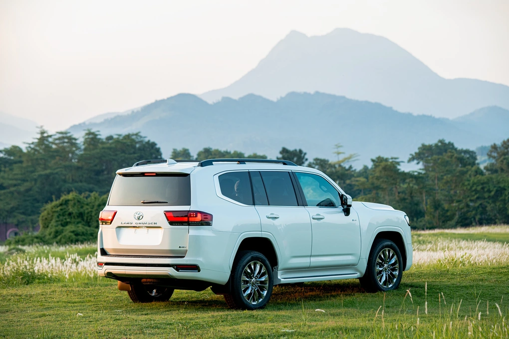 Toyota Land Cruiser 300 HEV: Hybrid V6 457 mã lực và cuộc chơi SUV cao cấp