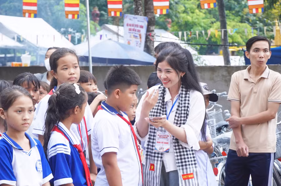 Trao xe đạp cho học sinh khó khăn: chiếc chìa khóa mở cửa lớp học