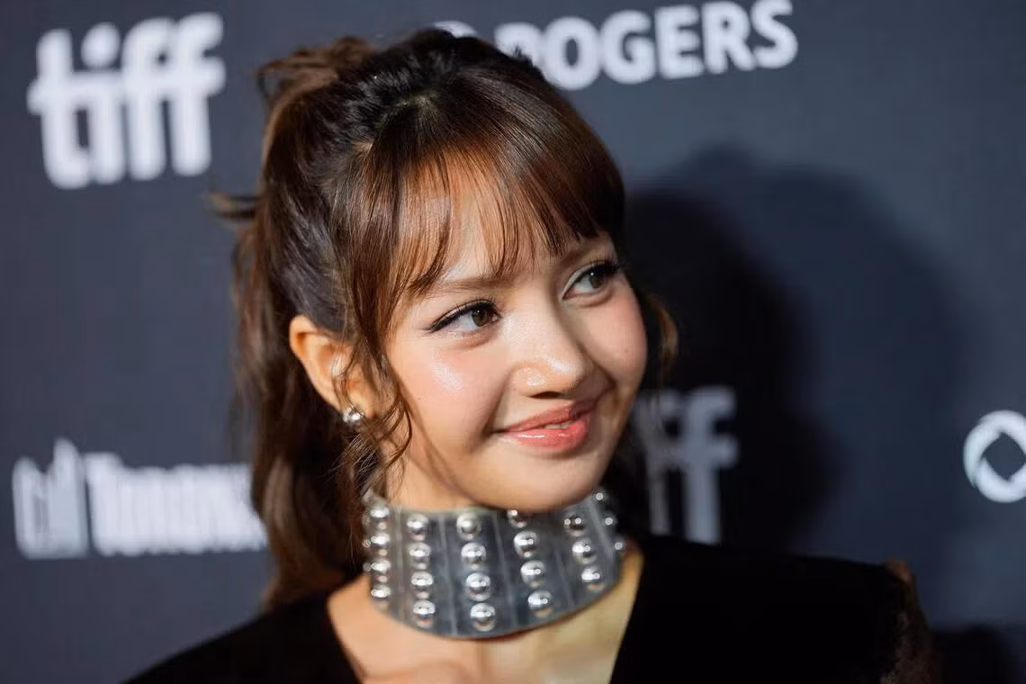 Phía sau ánh hào quang: Lisa bóc trần nỗi đau K-pop qua Always Lalisa