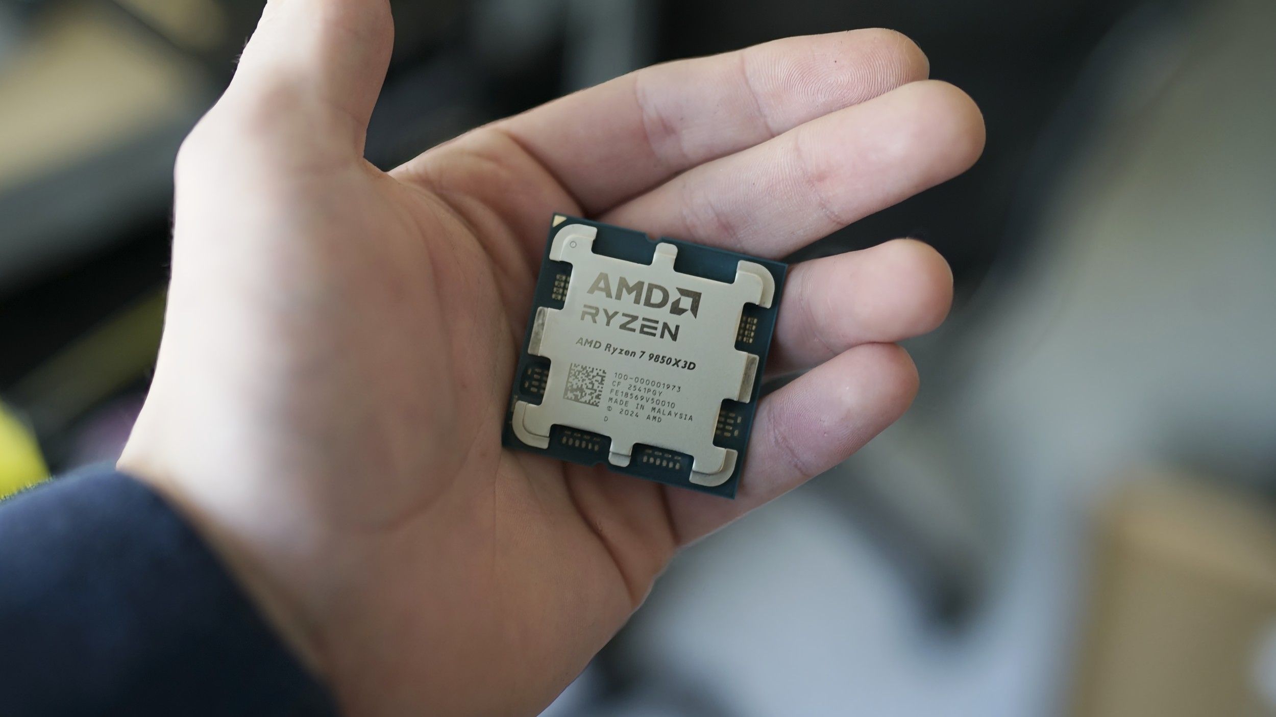 AMD Ryzen 7 9800X3D và 9850X3D: Combo main X870E có đáng mua?