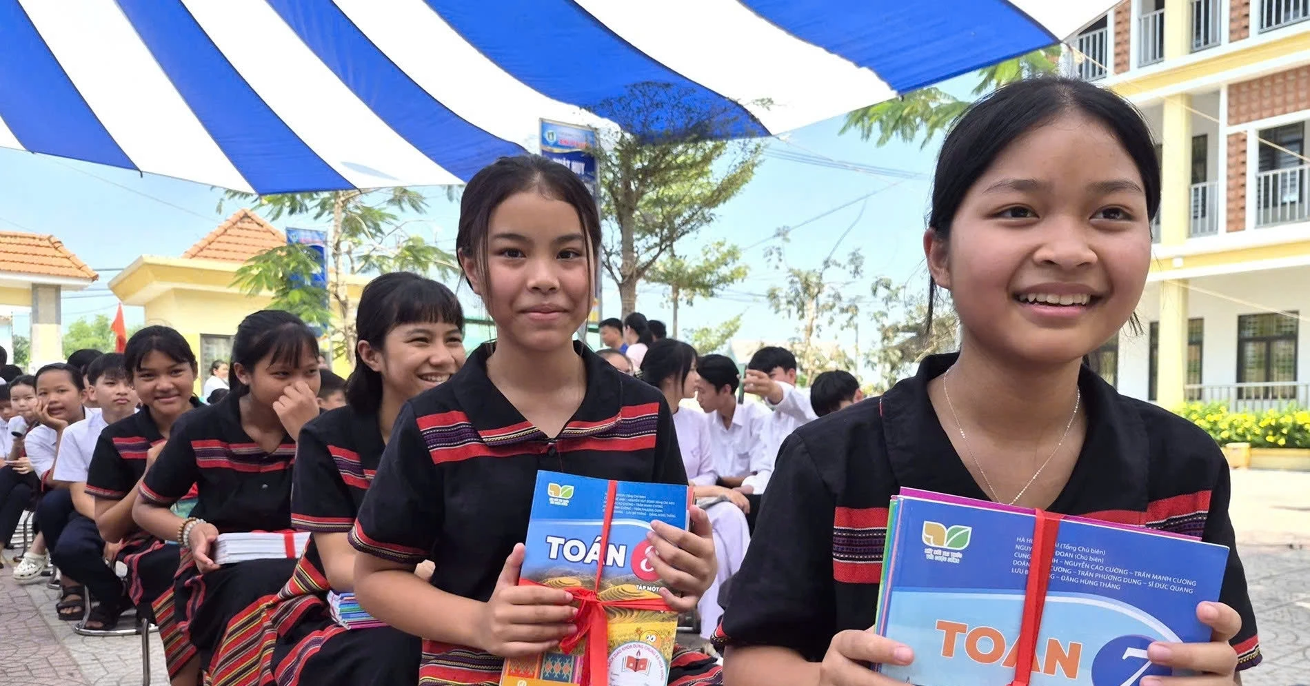 Huế tạm dừng sách giáo khoa miễn phí: thận trọng hay chậm bước?