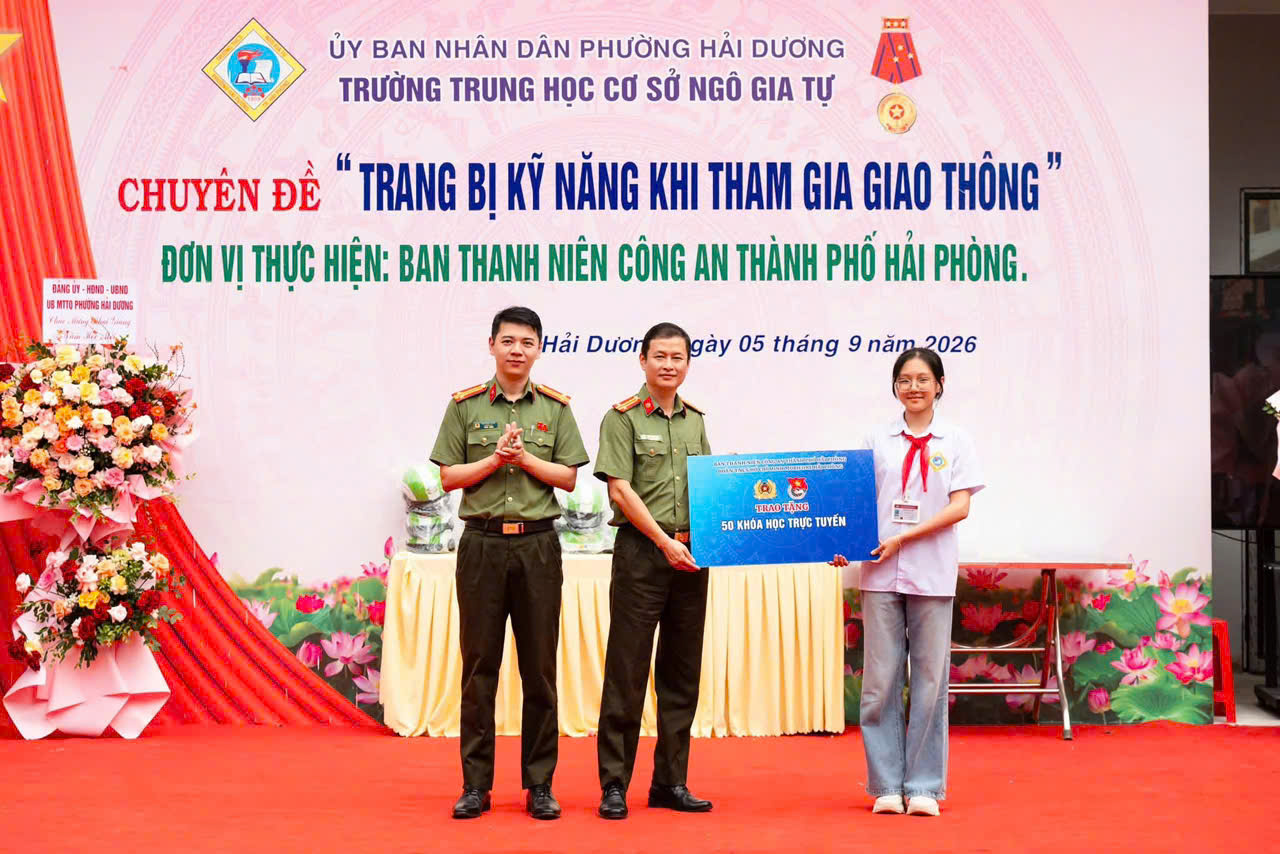 Công an các địa phương nâng bước học sinh khó khăn đến trường