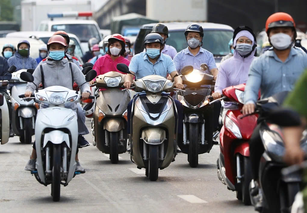 Hà Nội cấm xe máy xăng, TPHCM siết khí thải: Hai mũi giáp công cho giao thông xanh đô thị