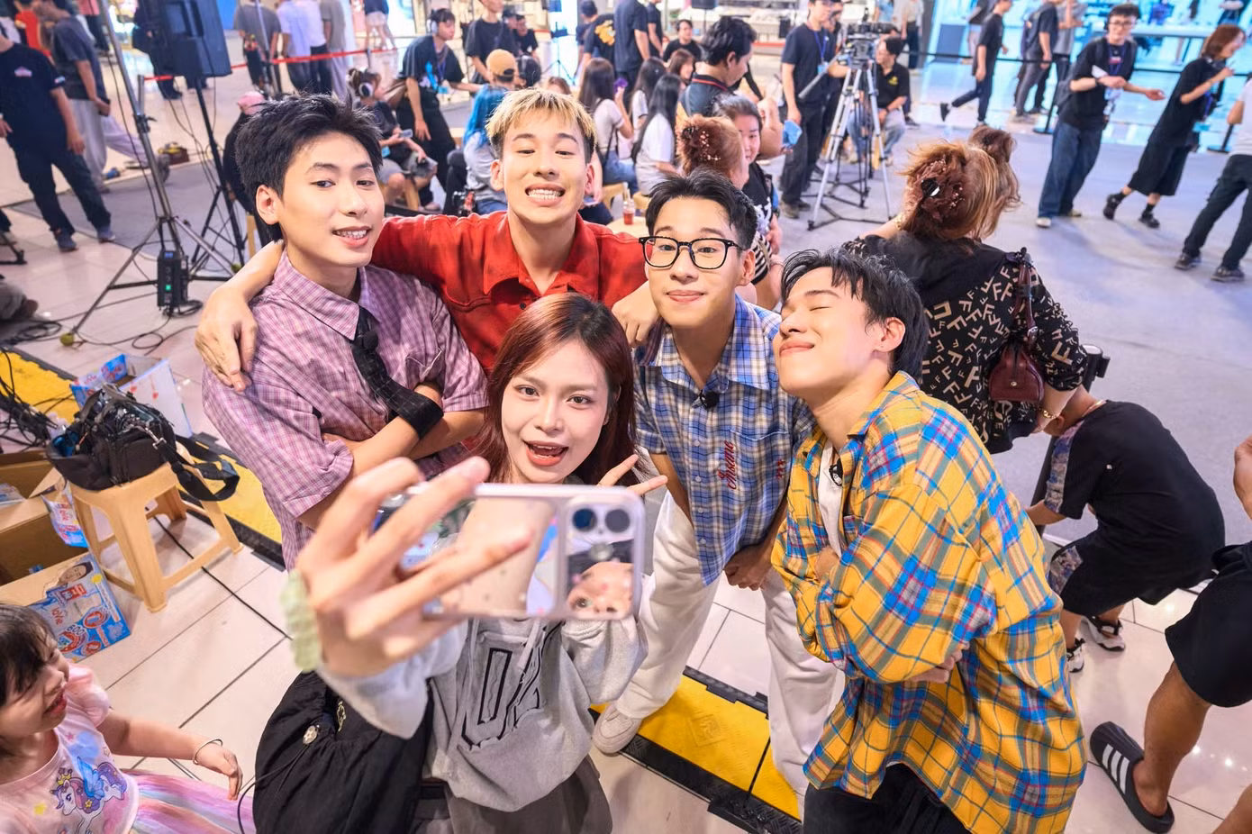Từ 11 khán giả đến mini concert kín chỗ: cú lội ngược dòng của Duniverse