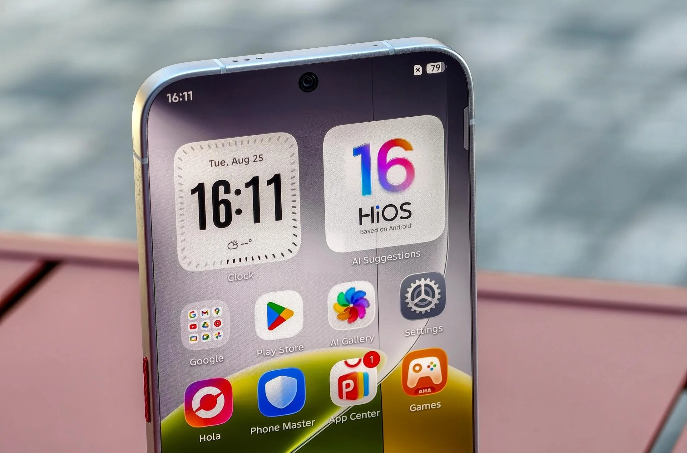 Điện thoại không viền Tecno: Tương lai đẹp mắt nhưng chưa thực tế