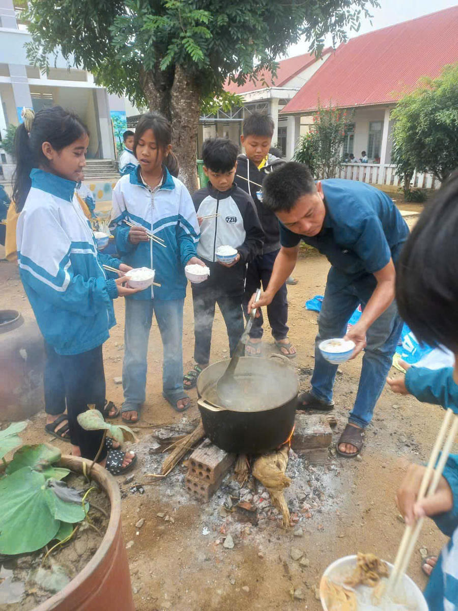 Những thầy cô lặn lội vào rẫy để giữ học trò vùng sâu