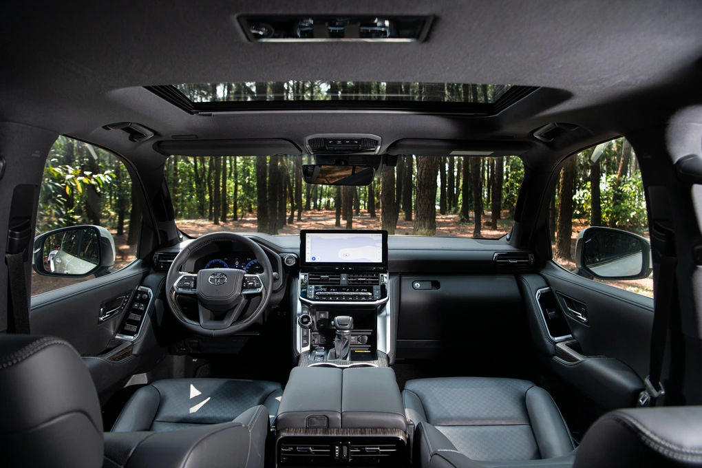 Toyota Land Cruiser 300 HEV: Hybrid V6 457 mã lực và cuộc chơi SUV cao cấp