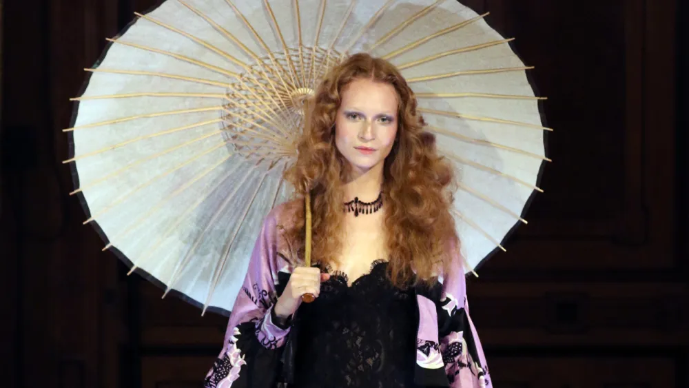 Anna Sui và Wonderment: lãng mạn ‘70s gặp thêu tay kỹ thuật số