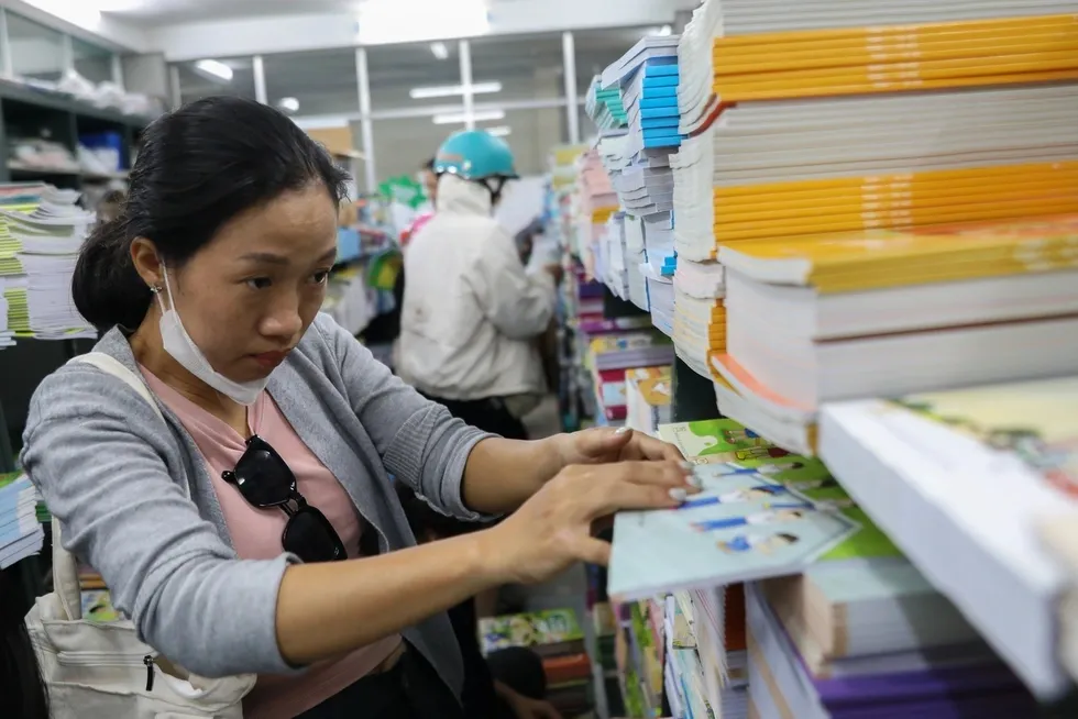 Thiếu sách giáo khoa đầu năm học: Phụ huynh nên làm gì để con không gián đoạn học tập?