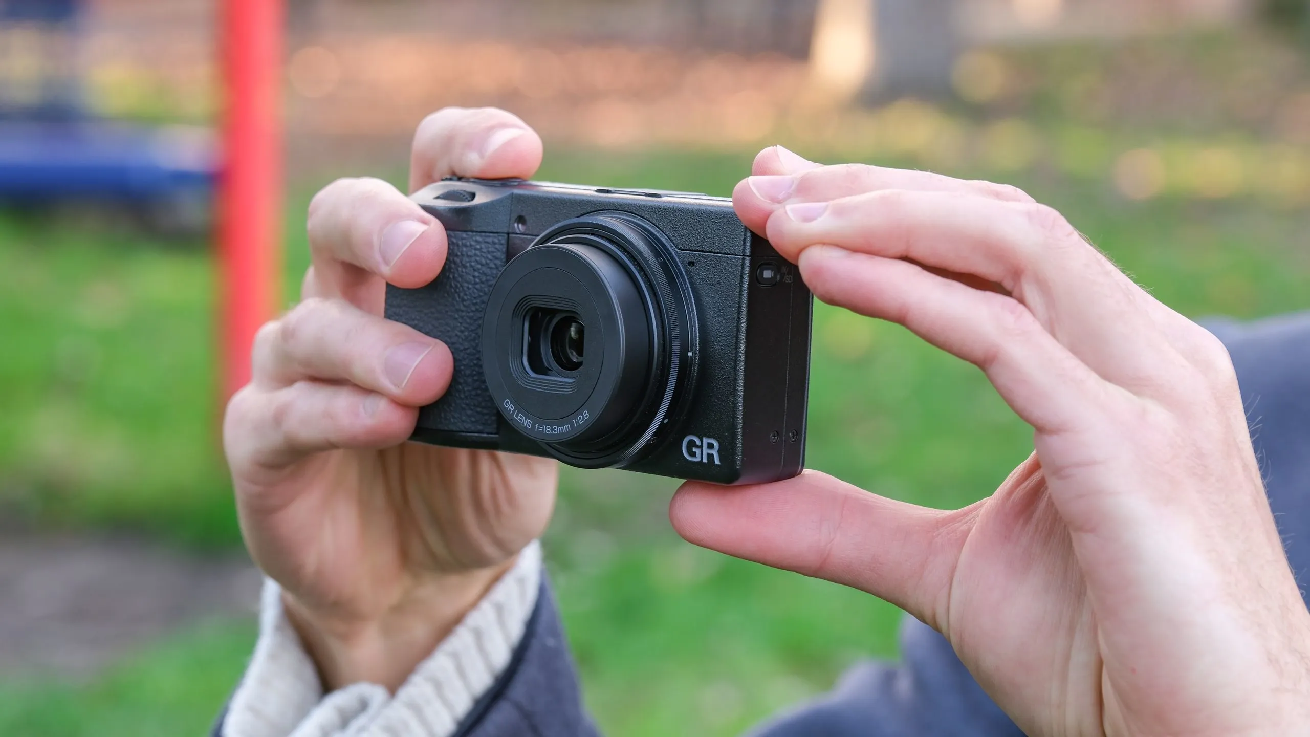 Ricoh và làn sóng máy ảnh niche đang thách thức full-frame