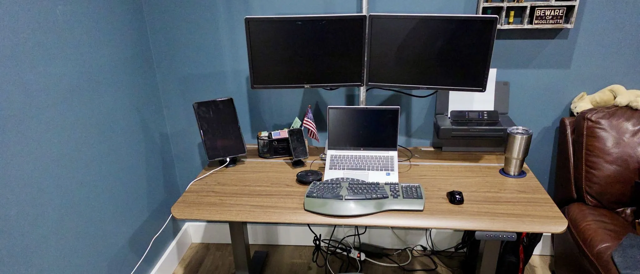 Bàn đứng điều chỉnh điện cho setup đa màn hình: Vernal Core3 và Vari Electric so sánh chi tiết