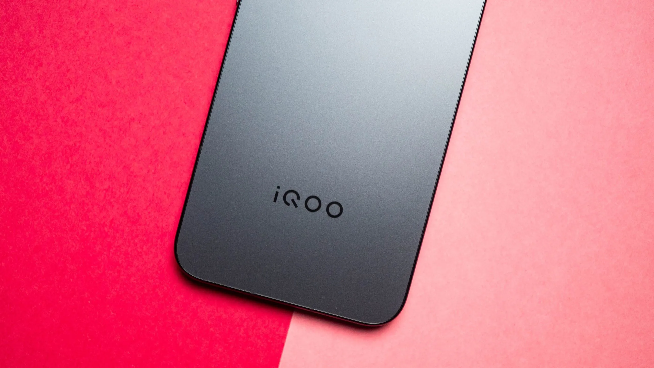 iQOO 16 và màn hình OLED 2K 165Hz: cú hích mới cho flagship gaming