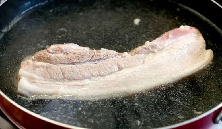Luộc thịt mềm, trắng tinh, không hôi: Bí quyết nằm ở ngọn lửa và thời gian