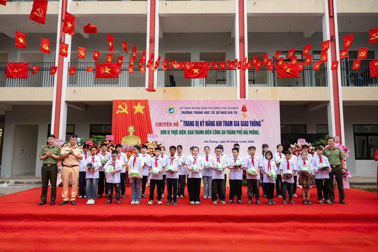 Công an các địa phương nâng bước học sinh khó khăn đến trường