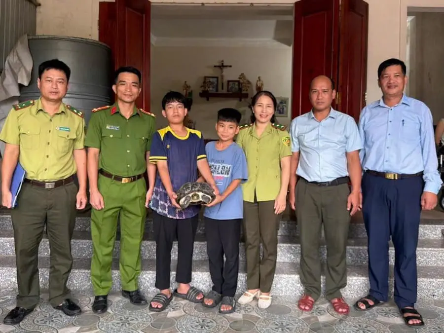 Hai học sinh Hà Tĩnh giải cứu rùa Răng quý hiếm 9kg