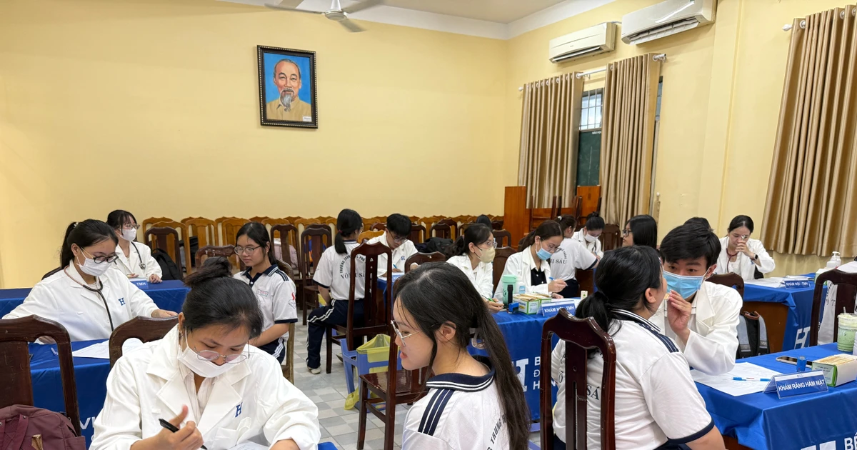 Khám sức khỏe toàn diện và trải nghiệm nghề nghiệp cho học sinh THPT