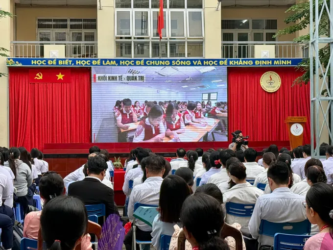 Khám sức khỏe toàn diện và trải nghiệm nghề nghiệp cho học sinh THPT