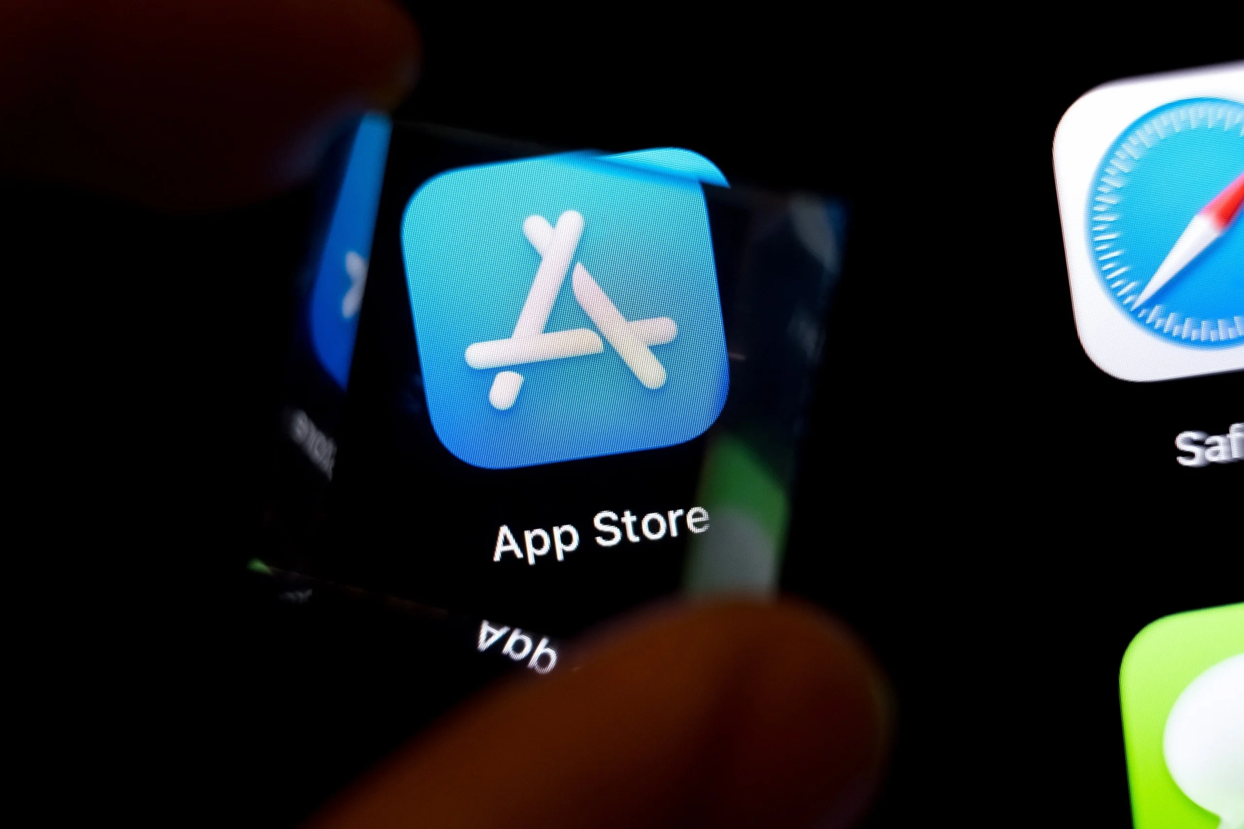 CEO mới Apple John Ternus: Dịch vụ, iPhone gập và canh bạc AI