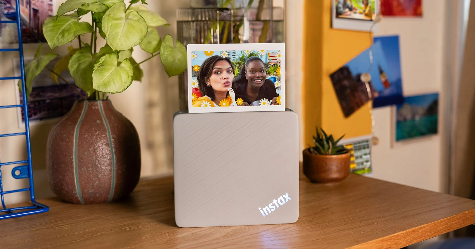 Instax Link Wide 2: Máy in ảnh Instax rộng, sáng tạo và… rất “retro”