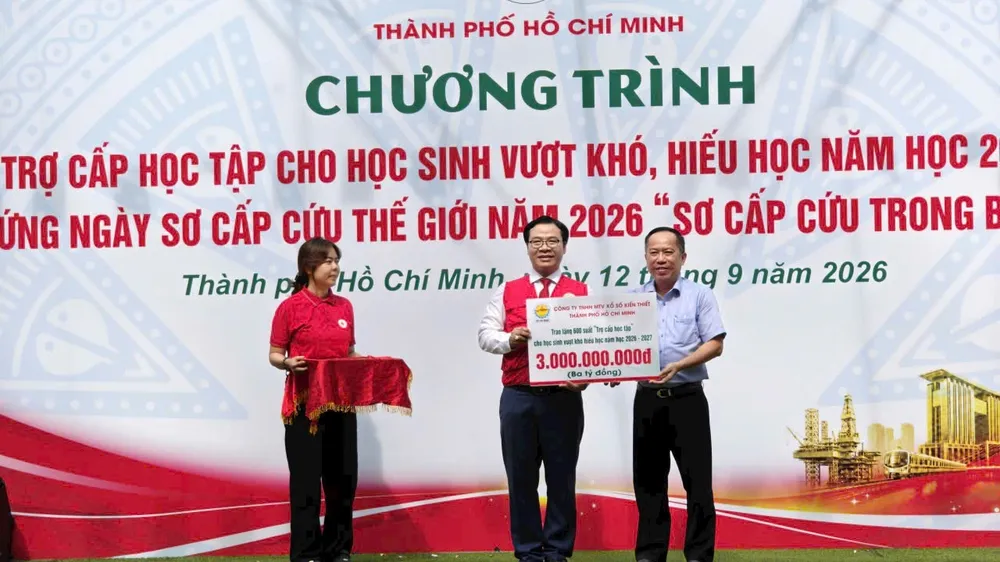 Hơn 3 tỷ đồng tiếp sức 600 học sinh khó khăn: Tiền ở đâu, đến tay ai?