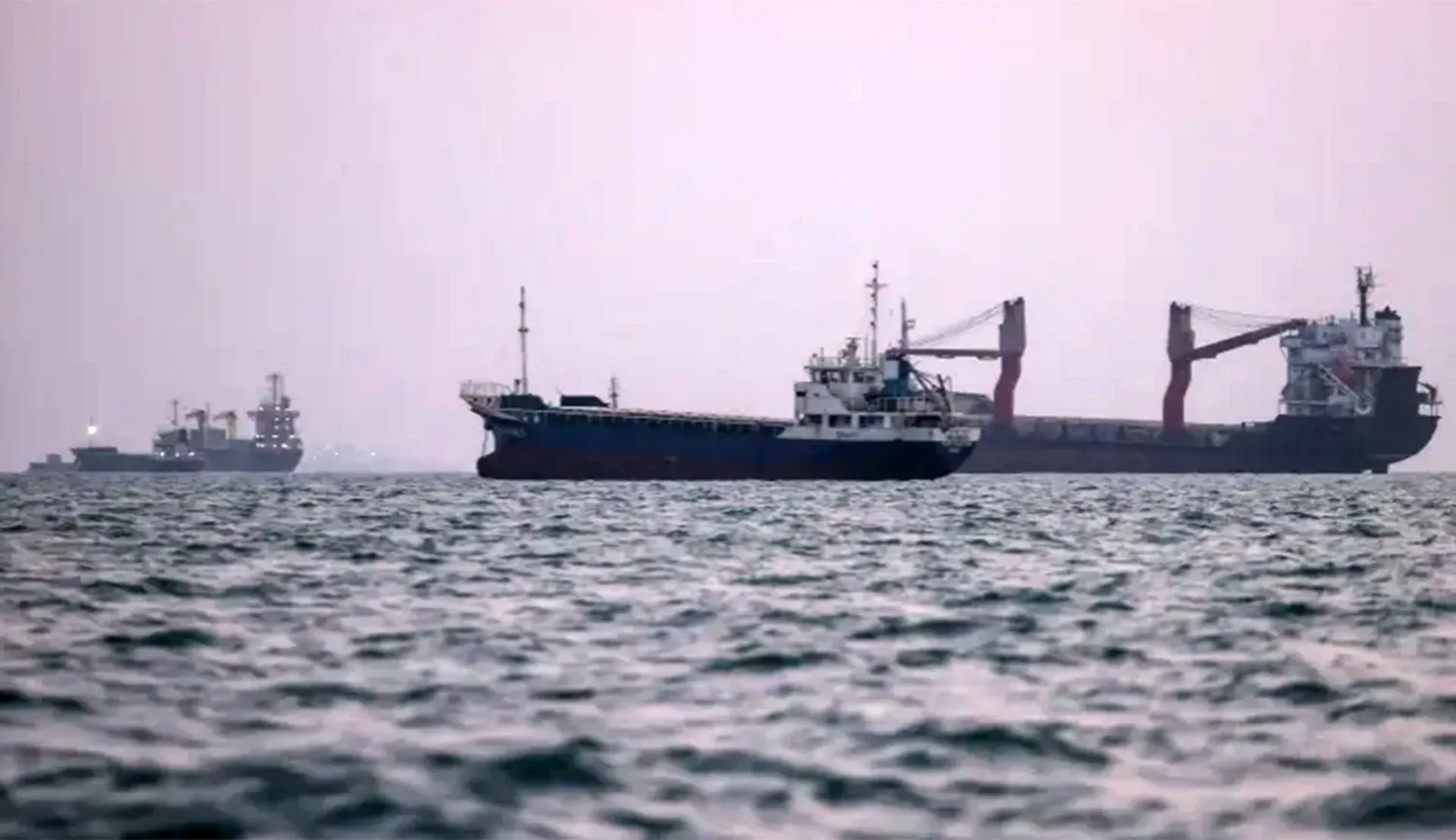 Căng thẳng Mỹ–Iran: Eo biển Hormuz nóng lên, bản đồ vận tải biển đang bị vẽ lại
