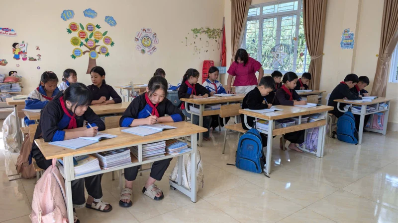 Những giáo viên vượt rừng, lội suối mang chữ đến học sinh vùng cao