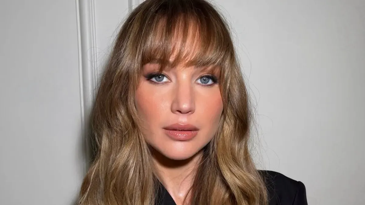 Mái thưa Jennifer Lawrence và bí kíp tạo kiểu tóc sao mùa thu tại nhà