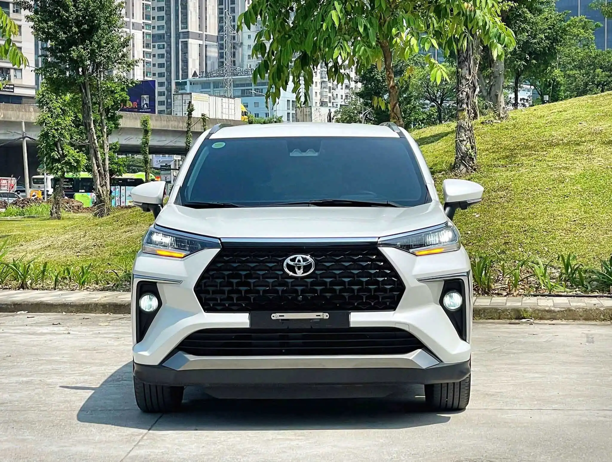 Toyota Veloz Cross giảm gần 100 triệu: có nên xuống tiền?