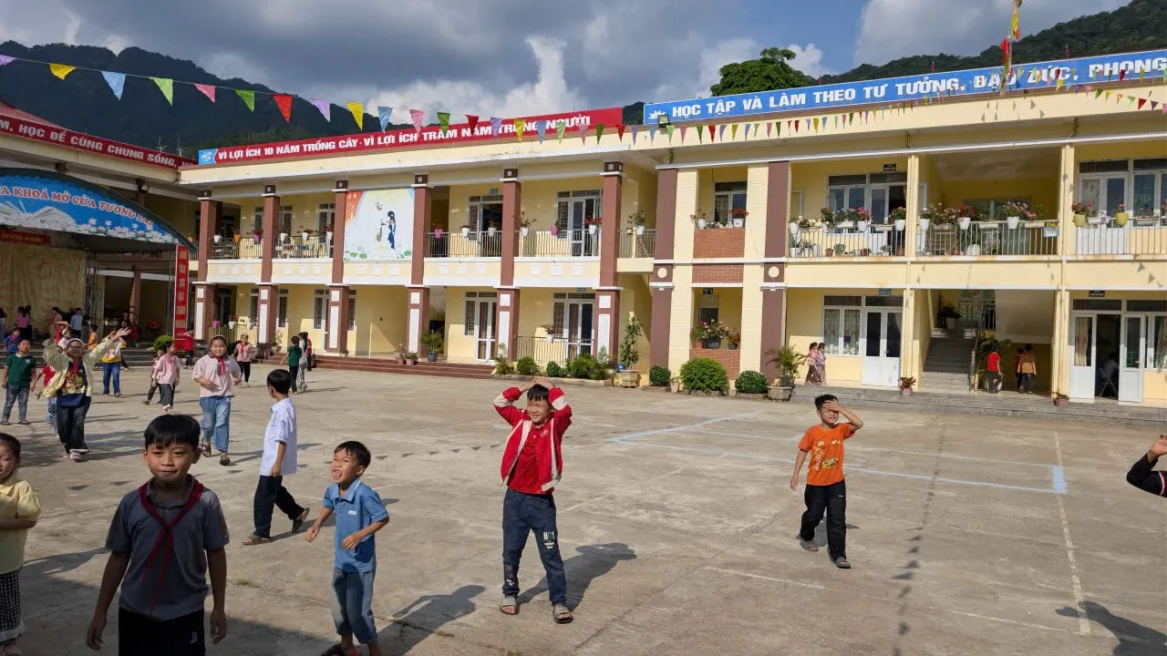 Những giáo viên vượt rừng, lội suối mang chữ đến học sinh vùng cao