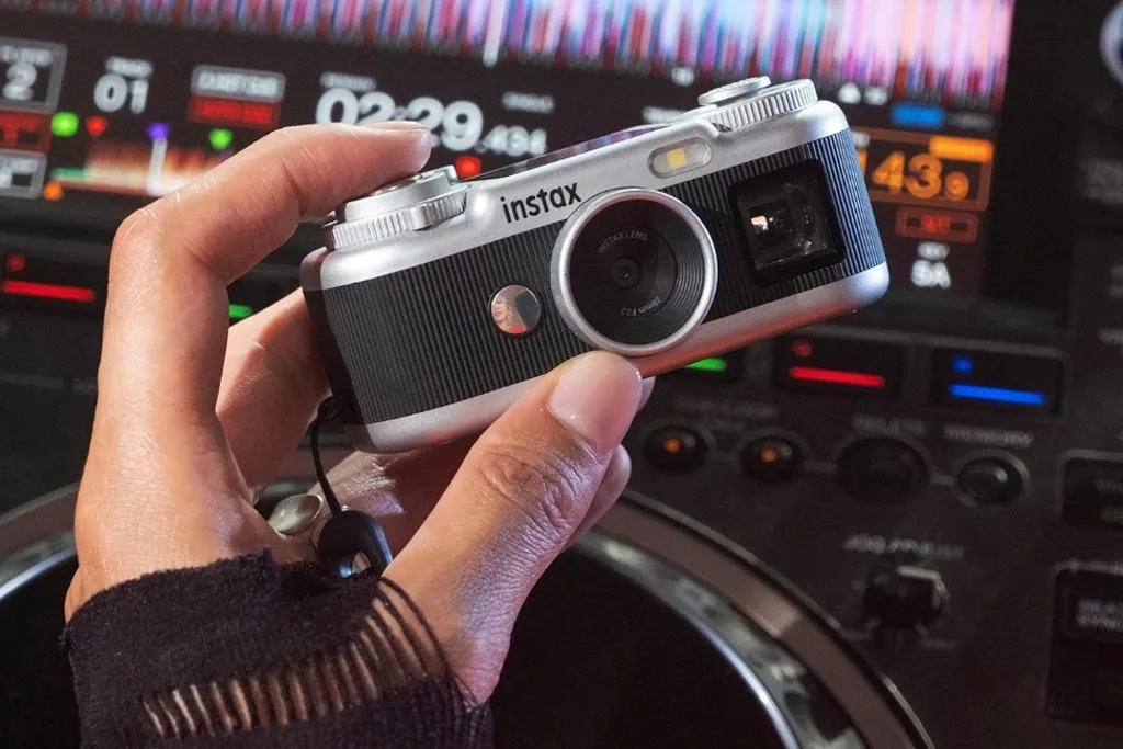 Instax Pal 2: Máy ảnh digital hoài cổ nhỏ gọn cho trào lưu retro