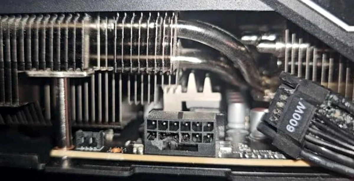 RTX 5090 cháy cổng nguồn: lỗi người dùng hay thiết kế?