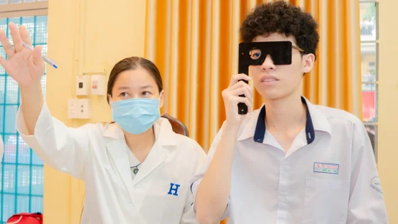 Tầm soát sức khỏe học sinh gắn với định hướng nghề nghiệp