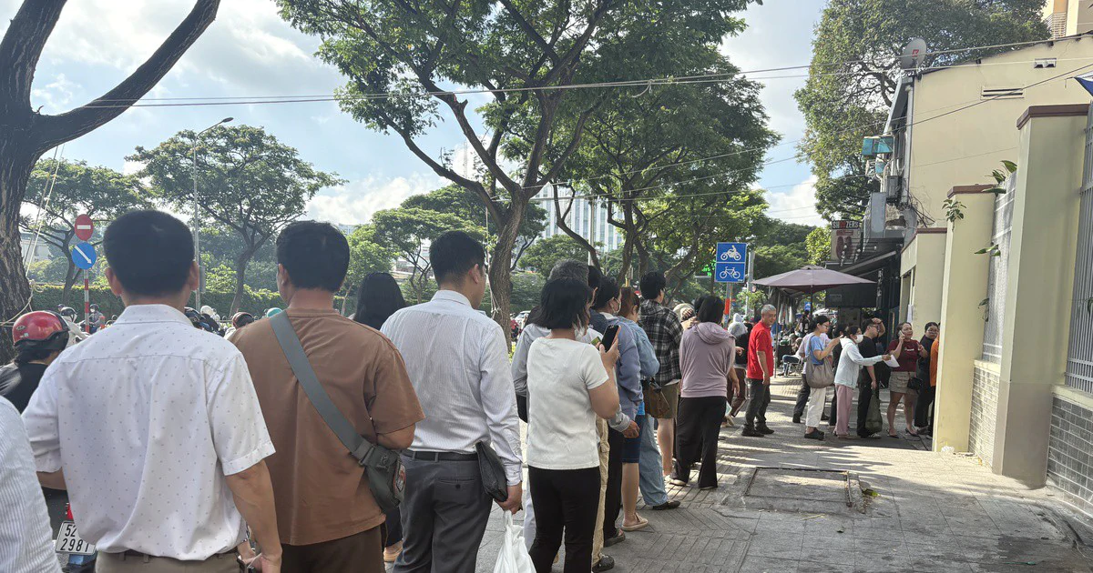 Phụ huynh xếp hàng dài mua sách giáo khoa sau khai giảng