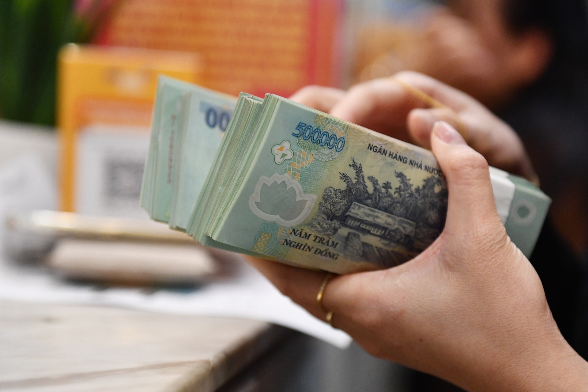 Trả góp điện thoại cao cấp: Đừng đổi vài triệu mỗi tháng lấy áp lực tài chính dài hạn