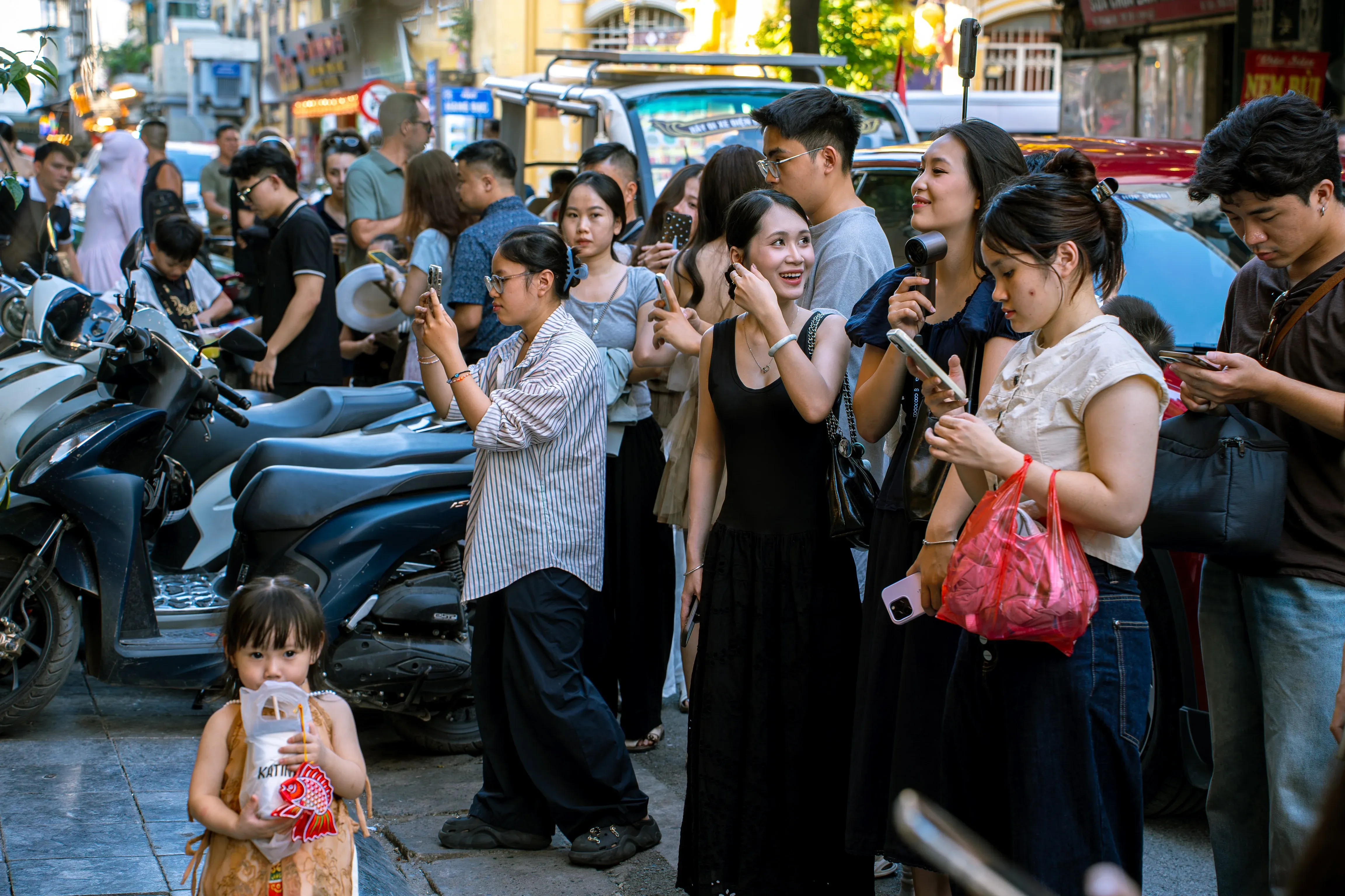 Quán cà phê Hà Nội biến mùa thu thành điểm check-in