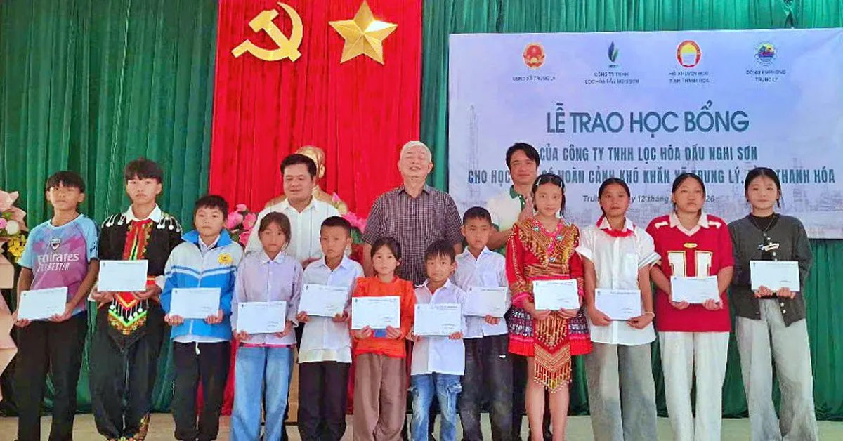Hơn 690 suất học bổng cho học sinh khó khăn: Doanh nghiệp và hội khuyến học đang làm gì?