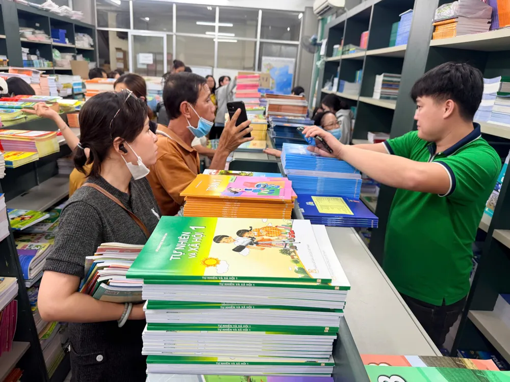 Thiếu sách giáo khoa tại TPHCM: lỗi hệ thống hay do phụ huynh?