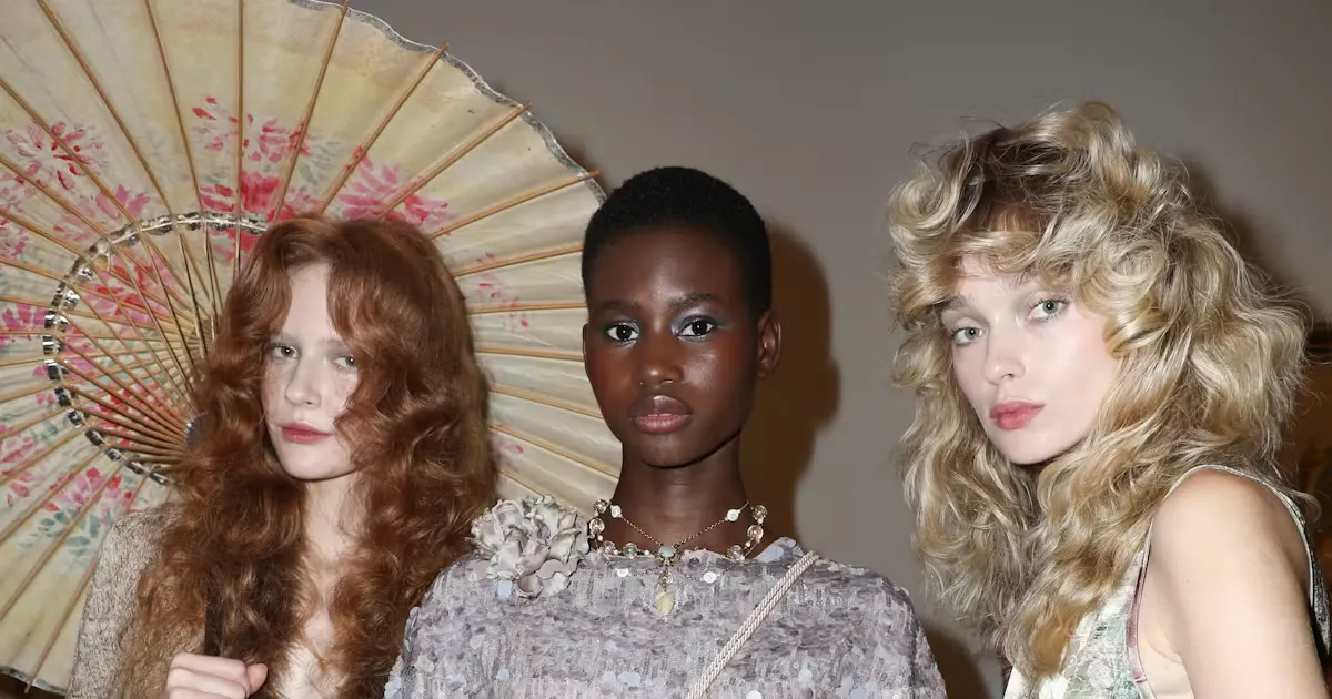 Anna Sui và Wonderment: lãng mạn ‘70s gặp thêu tay kỹ thuật số