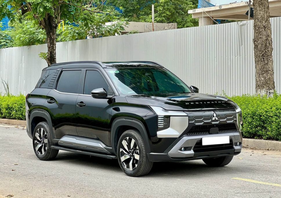 Mitsubishi Triton lập kỷ lục, vượt Ford Ranger và thống trị bán tải tháng 8
