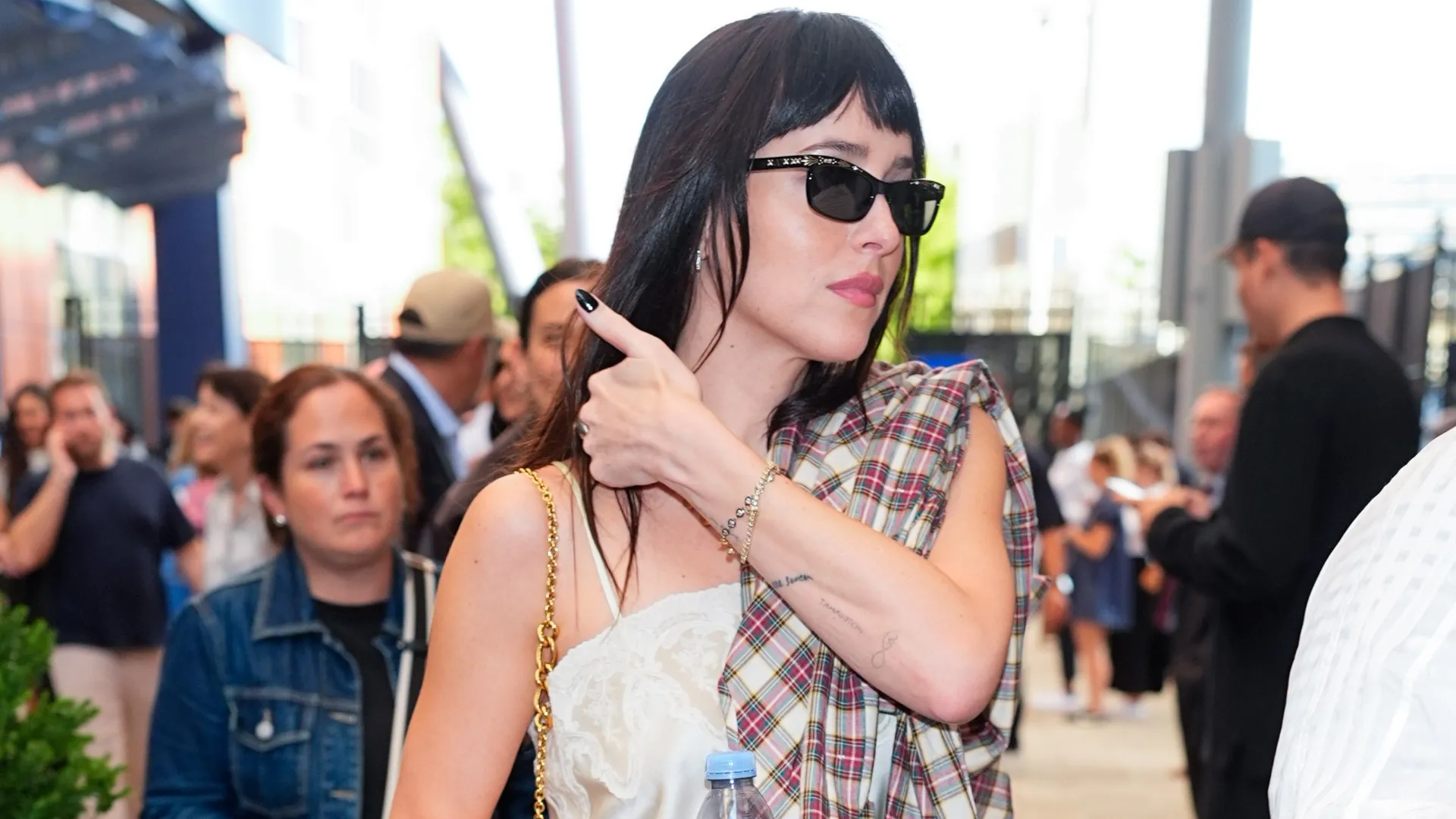 Dakota Johnson và cú hồi sinh millennial casual: flannel, ankle boots, straight-leg