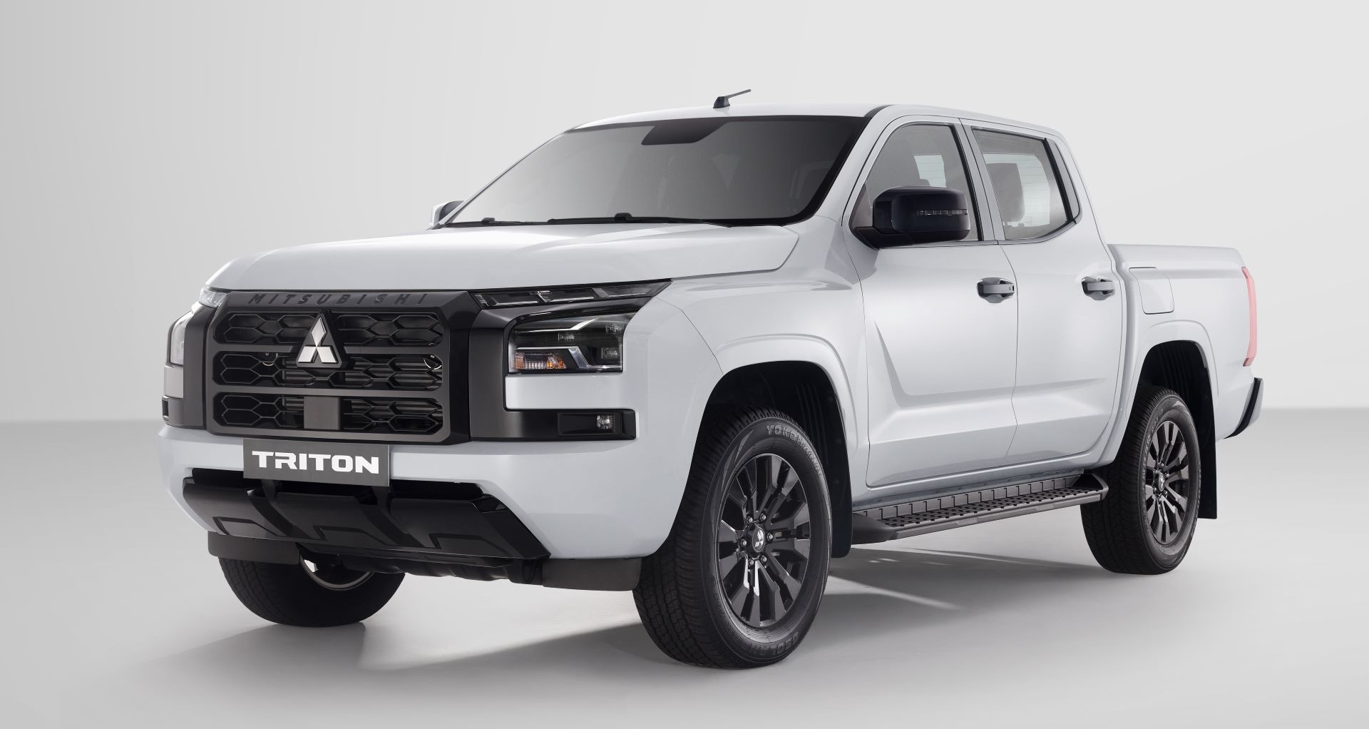 Triton 4WD AT Premium 782 triệu: Đối thủ đáng gờm của Ford Ranger XLS 4x4?