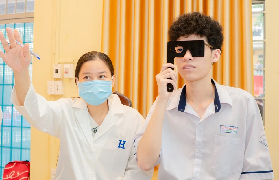 Tầm soát sức khỏe học sinh gắn với định hướng nghề nghiệp