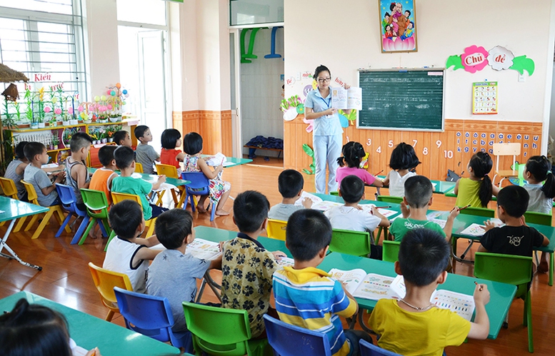 Trẻ 5-6 tuổi được miễn, giảm học phí mầm non: Cha mẹ cần chuẩn bị gì?