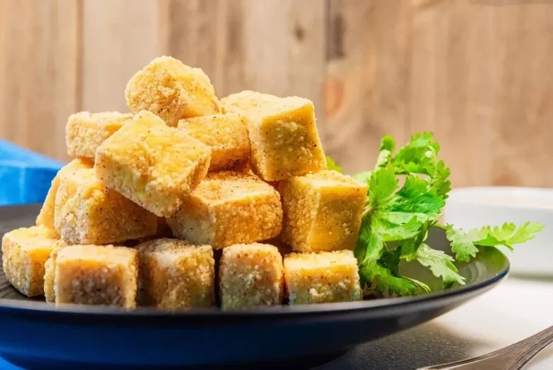 Đậu rán vàng giòn lâu hơn: Chọn đúng đậu, xử lý khô, rán không bắn dầu