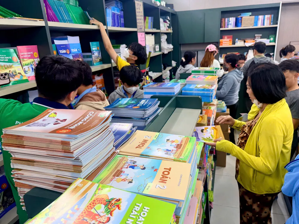 Thiếu sách giáo khoa tại TPHCM: lỗi hệ thống hay do phụ huynh?