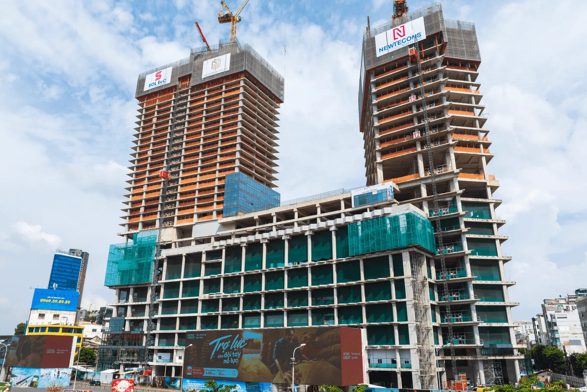 Tòa tháp đôi 235m và cuộc đua kiến trúc chọc trời